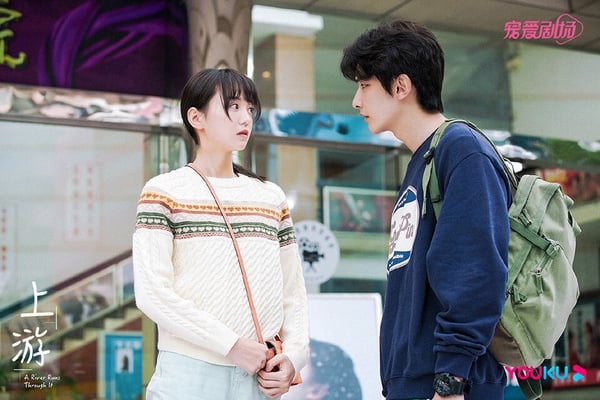 《上游》根據明前雨後的小說《眼淚的上游》改編，講述了陸湜禕、夏小橘、程朗、林柚等少男少女們共同度過的青春裡，有關酸甜暗戀和治愈成長的故事。陸湜禕是一個陽光帥氣但又傲嬌毒舌的大男孩，他和夏小橘因「炸屁情緣」而成為歡喜冤家，並在嬉笑怒罵中喜歡上了可愛倔強的夏小橘，但卻只能深藏心中，默默守護在夏小橘身後，看著自己喜歡的女孩愛著自己的兄弟，這種暗戀最心酸！！