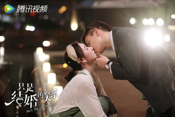 《只是結婚的關係》故事講述時尚買手顧兮兮為幫客戶買下Alex的高定婚紗，混入私人酒會，誤打誤撞與前來做談商務合作的腹黑霸總尹司宸結識，一場「蓄意而為」的烏龍事件讓二人暫時達成共贏，顧兮兮被迫和尹司宸成為契約夫妻，從而開啟「先婚後愛」的高糖愛情。