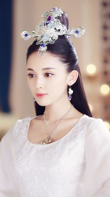 古力娜扎是陸劇圈公認的超級大美女，最近古力娜扎主演《玉茗茶骨》，造型其實不到很差，但不少網友都覺得，于正的妝造還是拉低了古力娜扎的顏值。古力娜扎一出道就以驚人的美貌被大家記住，每一部劇她都是很美的，而不少網友提名古力娜扎的顏值巔峰是和鹿晗主演的《擇天記》。