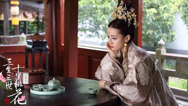迪麗熱巴是公認的濃顏大美女，但也常常有人覺得，劇裡的造型其實沒有完全發揮熱巴的美貌，像《長歌行》蟑螂鬚造型、《枕上書》都被認為拉低了迪麗熱巴的顏值。