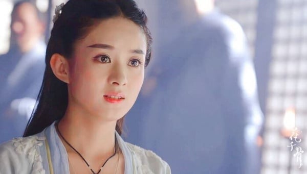 趙麗穎最美的一部劇許多網友提名《花千骨》，這部劇的妝造是被吐槽的，尤其是花千骨後期的黑化造型，不過前期造型很好看，趙麗穎當時也是顏值巔峰！相比近年，《花千骨》時期的趙麗穎還有點嬰兒肥，臉圓圓的，但眼神靈動，狀態真的很好！