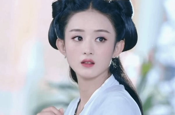 趙麗穎最美的一部劇許多網友提名《花千骨》，這部劇的妝造是被吐槽的，尤其是花千骨後期的黑化造型，不過前期造型很好看，趙麗穎當時也是顏值巔峰！相比近年，《花千骨》時期的趙麗穎還有點嬰兒肥，臉圓圓的，但眼神靈動，狀態真的很好！