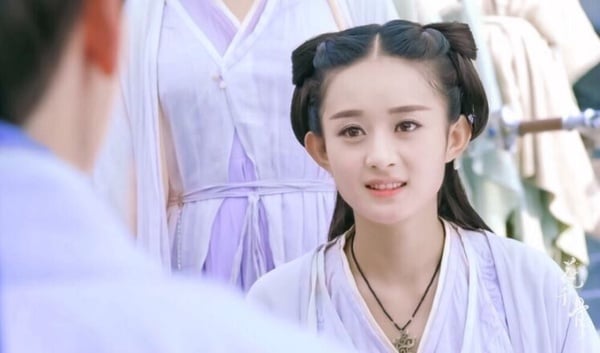 趙麗穎最美的一部劇許多網友提名《花千骨》，這部劇的妝造是被吐槽的，尤其是花千骨後期的黑化造型，不過前期造型很好看，趙麗穎當時也是顏值巔峰！相比近年，《花千骨》時期的趙麗穎還有點嬰兒肥，臉圓圓的，但眼神靈動，狀態真的很好！