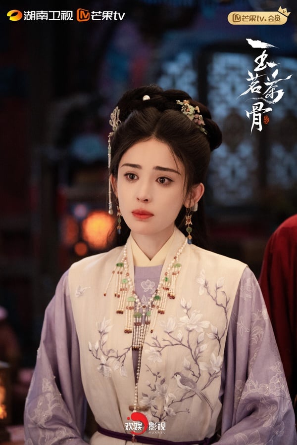 古力娜扎是陸劇圈公認的超級大美女，最近古力娜扎主演《玉茗茶骨》，造型其實不到很差，但不少網友都覺得，于正的妝造還是拉低了古力娜扎的顏值。古力娜扎一出道就以驚人的美貌被大家記住，每一部劇她都是很美的，而不少網友提名古力娜扎的顏值巔峰是和鹿晗主演的《擇天記》。