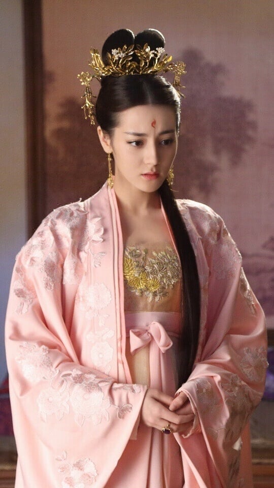 迪麗熱巴是公認的濃顏大美女，但也常常有人覺得，劇裡的造型其實沒有完全發揮熱巴的美貌，像《長歌行》蟑螂鬚造型、《枕上書》都被認為拉低了迪麗熱巴的顏值。
