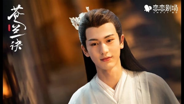 《蒼蘭訣》長珩仙君是近年古裝劇的經典男二，長珩是水雲天的戰神，他容貌俊美、心懷天下，為水雲天眾多女仙子的愛慕對象。而小蘭花曾經救了受傷的長珩，長珩因此暗戀小蘭花，但雲中君不允許他有其他男女之情，所以長珩只能把愛藏在心中，默默守護著小蘭花。