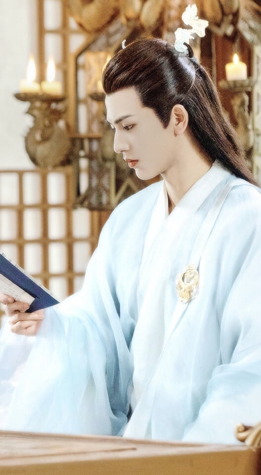 《蒼蘭訣》長珩仙君是近年古裝劇的經典男二，長珩是水雲天的戰神，他容貌俊美、心懷天下，為水雲天眾多女仙子的愛慕對象。而小蘭花曾經救了受傷的長珩，長珩因此暗戀小蘭花，但雲中君不允許他有其他男女之情，所以長珩只能把愛藏在心中，默默守護著小蘭花。