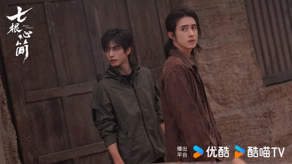敖瑞鵬在《七根心簡》飾演的男二一萬三深受喜愛！一萬三是鳳凰小隊成員之一，童年時因父母慘死，對全村人實施「報復」後浪跡江湖，後來捲入心簡詭案之中。一萬三表面玩世不恭、痞帥幽默，實為團隊智慧擔當，知世故而不世故，內心敏感重情。