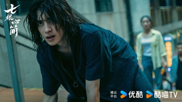 敖瑞鵬在《七根心簡》飾演的男二一萬三深受喜愛！一萬三是鳳凰小隊成員之一，童年時因父母慘死，對全村人實施「報復」後浪跡江湖，後來捲入心簡詭案之中。一萬三表面玩世不恭、痞帥幽默，實為團隊智慧擔當，知世故而不世故，內心敏感重情。