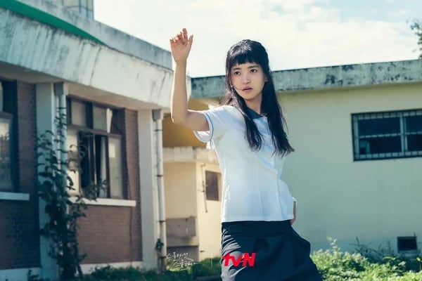 《臥底洪小姐》朴信惠裝嫩失敗？5位「零違和降齡出演」的韓劇演員！最後一位無敵了！