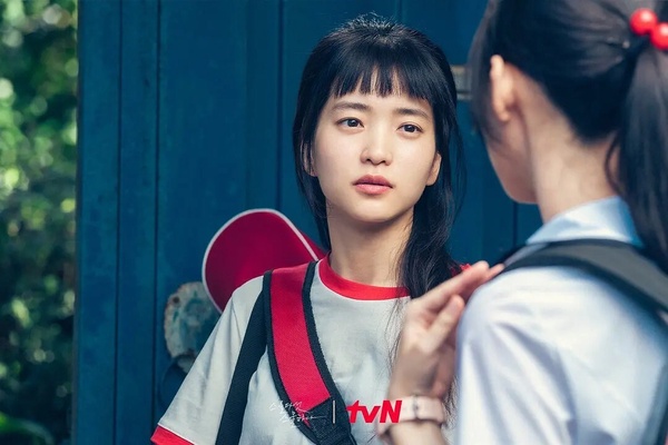 《臥底洪小姐》朴信惠裝嫩失敗？5位「零違和降齡出演」的韓劇演員！最後一位無敵了！