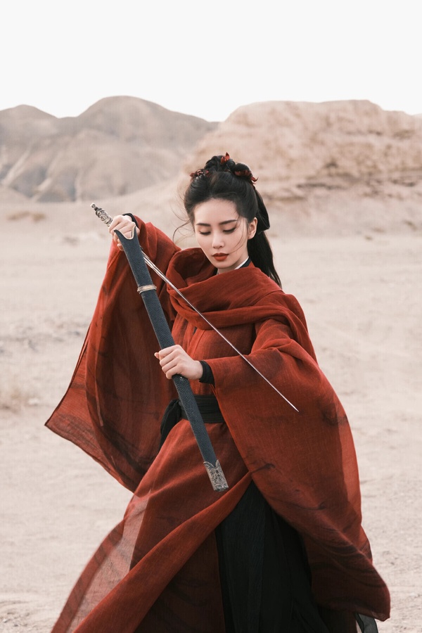 劉詩詩真的很適合古裝啊！每次只要提到「古裝儀態」、「古典美」相關的話題，都會有劉詩詩！劉詩詩可以說是公認儀態最好的女星之一，她有著清新脫俗、超凡仙氣的古典長相，所以穿古裝特別好看。