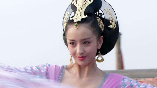 佟麗婭是經典的古裝美女，早期演了許多古裝女神，演過很多寵妃，像是《母儀天下》趙飛燕、《夢回唐朝》陶茿等。這種歷史上的寵妃角色，一定要找大美女演啊！佟麗婭確實適合。