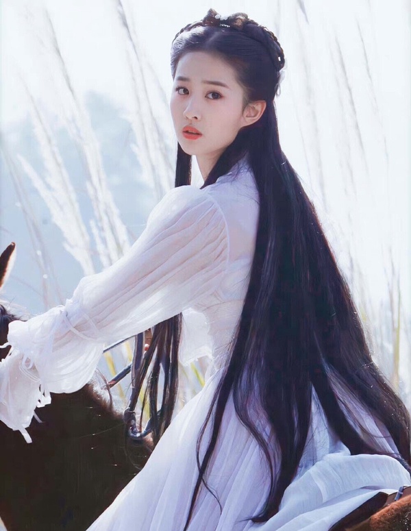 劉亦菲是大家公認的天選古裝美人，早年劉亦菲在《神鵰俠侶》、《仙劍奇俠傳》、《天龍八部》仙氣飄飄的古裝扮相，至今依然常常被挖出來討論。劉亦菲感覺真的是從書裡走出來的仙女一樣，是小說標配的女主臉！