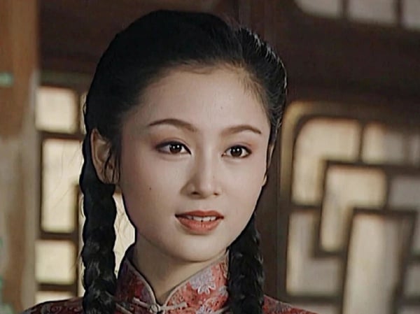 陳紅是《獻魚》陳飛宇的媽媽，她早年也是經典古裝美女，五官大氣精緻，特別上鏡。後來嫁給大導演陳凱歌，就沒有出來拍戲了。