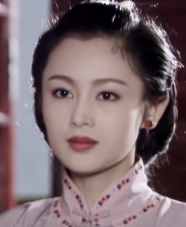 陳紅是《獻魚》陳飛宇的媽媽，她早年也是經典古裝美女，五官大氣精緻，特別上鏡。後來嫁給大導演陳凱歌，就沒有出來拍戲了。