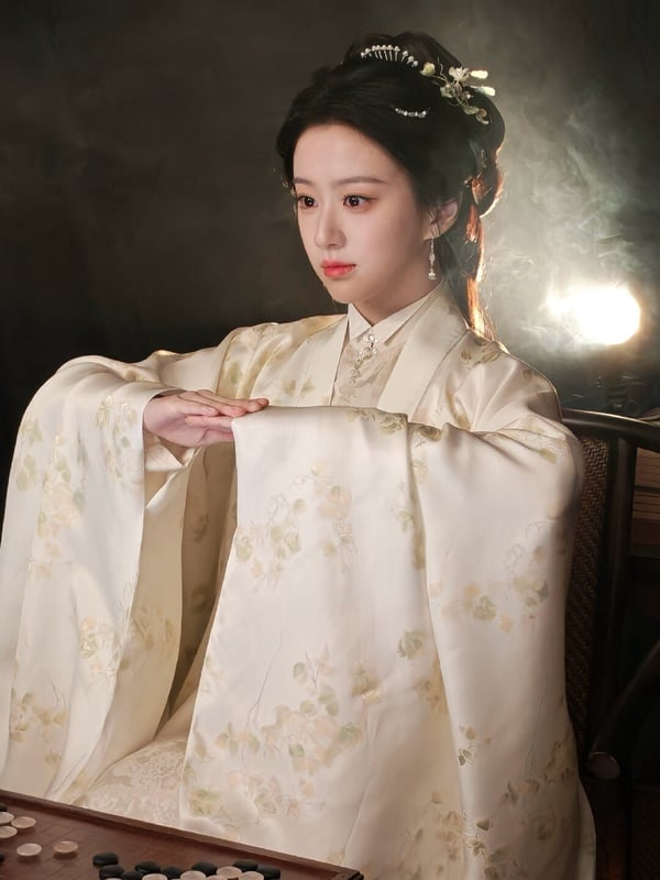 《窈窈有期》也是接下來挺受關注的重生宅鬥古裝劇，改編自人氣小說《嫡謀》，受盡苦楚的女主角重生復仇的故事。《窈窈有期》由《雙軌》何與、《韶華若錦》包上恩主演，都是影視平台看好的新生代演員。