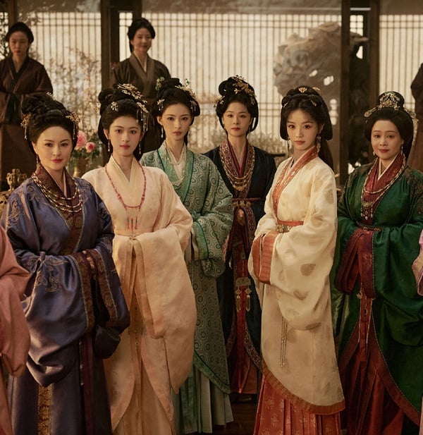 《嫁金釵》是2026高期待古裝劇，找來田曦薇和新演員閆桉搭配，故事很帶感，是野心勃勃底層少女逆襲的故事。不少網友都覺得角色人設很適合田曦薇，比起無害甜妹，大家都覺得田曦薇更適合演野心女王。《嫁金釵》還找來《雁回時》導演執導，質感應該能期待一下。