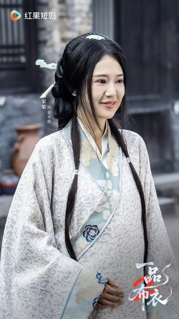 和《冒姓瑯琊》同演員班底的《一品布衣》也很推薦，豆瓣評分也高達7.4，一樣是大男主古裝短劇，男主穿越後利用現代知識在亂世中謀生，劇情有爽感。而《一品布衣》不是俗套的穿越劇，劇中的角色形象鮮活，就連配角都很立體，被說有看早年《仙劍奇俠傳》那種群像劇的感覺。