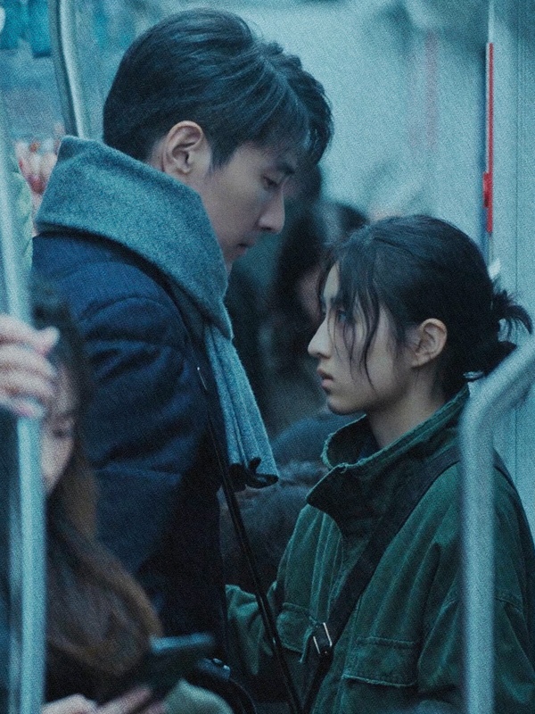 《秋雪漫過的冬天》改編自高分韓劇《我的大叔》，原作是又喪又治癒的氛圍，講述兩個身處困境的人相互取暖的故事。這種喪喪的劇本來就不好拍，而《秋雪漫過的冬天》劇本也沒有做好本土化，故事、台詞都照搬原本，導致水土不服。張子楓也沒有IU的甜美和靈動，選角挨批不適合，熱度相當低迷。