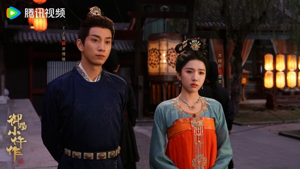 《御賜小仵作》是2021年的黑馬探案劇，最初無人在意，但卻憑藉過硬的劇本小有熱度。也因為第一季廣受好評，時隔五年原班演員回歸又拍了第二季，但目前第二季就沒有那麼受好評。《御賜小仵作2》劇本沒有第一季那麼紮實，許多邏輯不能深思，讓喜歡第一季的劇迷比較失望。但如果只當下飯劇的話，《御賜小仵作2》還是可以一看。