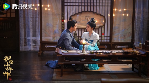 《御賜小仵作》是2021年的黑馬探案劇，最初無人在意，但卻憑藉過硬的劇本小有熱度。也因為第一季廣受好評，時隔五年原班演員回歸又拍了第二季，但目前第二季就沒有那麼受好評。《御賜小仵作2》劇本沒有第一季那麼紮實，許多邏輯不能深思，讓喜歡第一季的劇迷比較失望。但如果只當下飯劇的話，《御賜小仵作2》還是可以一看。