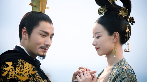 雖然《天盛長歌》一直強調是在不動主線、不刪主要人物、不改角色設定的基礎下改編的，但整個故事的調性卻和原著完全不同，劇版更著重在風雲詭譎的朝堂鬥爭，去掉了小說中男女主角的瑪莉蘇愛情線，讓故事變得大氣磅礡。這種改編很難取得所有人的喜愛，愛情線加多了就變成撒糖的古偶劇，權謀鬥爭多了收視率又低迷，很難像《甄嬛傳》、《瑯琊榜》那樣雅俗共賞、口碑收視雙豐收。