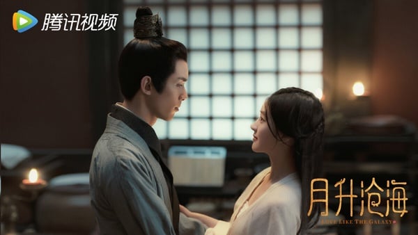 當然也有《星漢燦爛》啦！《星漢燦爛》和《蒼蘭訣》一樣是2022高評價陸劇，講述背負沉重身世的少年將軍凌不疑，與父母長期征戰在外的『留守少女』程少商在無數次考驗中互相治癒，並攜手化解家國危機的故事。《星漢燦爛》有別於以往的古偶劇，這部的群像戲很精彩，從程家、凌家到皇家，每個人物都特色鮮明。