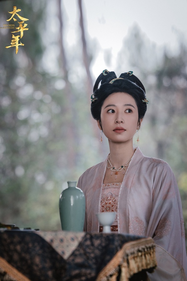 《太平年》是近年少見的歷史大劇，以五代十國為背景，找來周雨彤、白宇搭檔。周雨彤在《太平年》飾演孫太真，前期是嬌蠻野性的海盜之女，後來成為心繫家國的王妃。