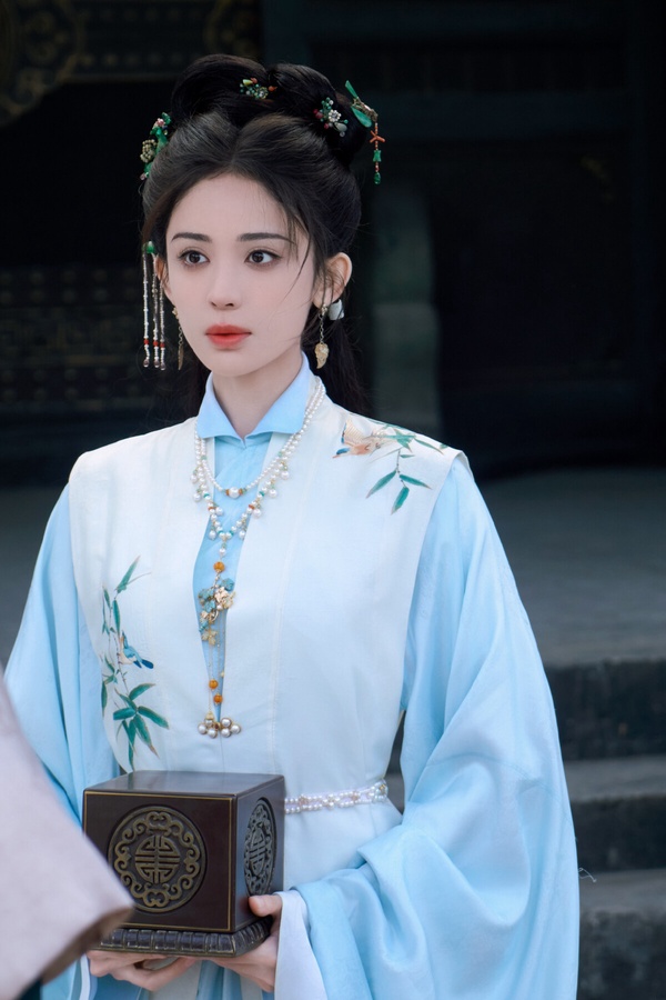 2026開年，古力娜扎主演的《玉茗茶骨》衝出不錯的成績，以往古力娜扎常常被吐槽演技爛，但這次口碑卻不錯。這是《延禧攻略》製作人于正又推出的大女主劇，造型方面評價兩極。有網友覺得于正的審美不好，《玉茗茶骨》花花綠綠的古裝，拉低了一眾演員的顏值，也有人覺得古力娜扎穿還是很好看。