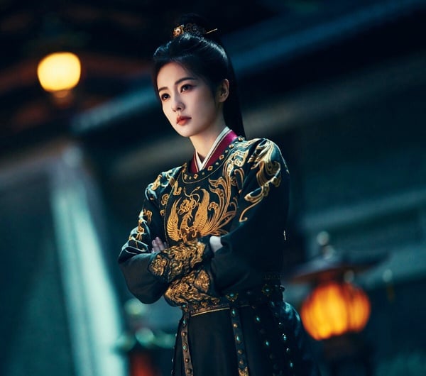 白鹿在《唐宮奇案之青霧風鳴》合作了同公司的王星越，兩人都是于正旗下的藝人。《唐宮奇案》是一個個單元案件串起來的懸疑劇，白鹿在這部的造型有蠻多都是很俐落、很英氣的風格，很適合她！