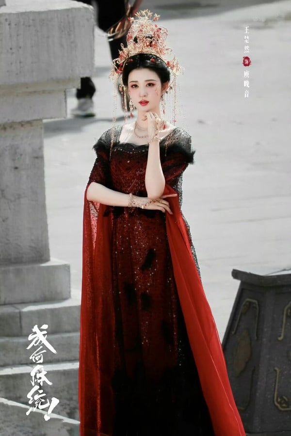 王楚然是近年發展勢頭很猛的小花，在《清平樂》飾演寵妃張妼晗讓她獲得高熱度，後續在《柳舟記》、《慶餘年2》她的古裝扮相都是被誇的。而今年王楚然有不少高話題待播劇，其中和丞磊搭檔的穿書古裝劇《成何體統》很被看好。王楚然要演妖媚寵妃，角色設定挺有趣。