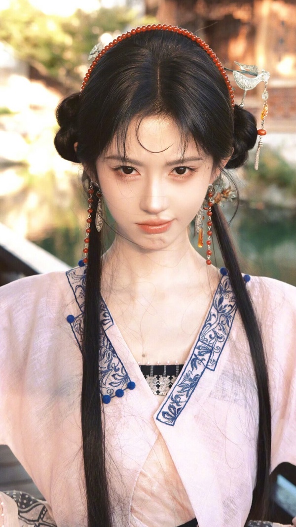 鞠婧禕2026有多部古裝劇待播，和宋威龍的《千香》、郭敬明指導的《月鱗綺紀》，以及和張雲龍的《來戰》，三部中最受看好的是《來戰》。這部劇《來戰》來頭不小，改編自九鷺非香的小說，和《蒼蘭訣》、《與鳳行》同作者，還有《永夜星河》導演趙一龍指導。當初《永夜星河》一上線，趙導超強的審美就被大讚，而《來戰》又有話題演員鞠婧禕，開播後肯定不缺討論度。