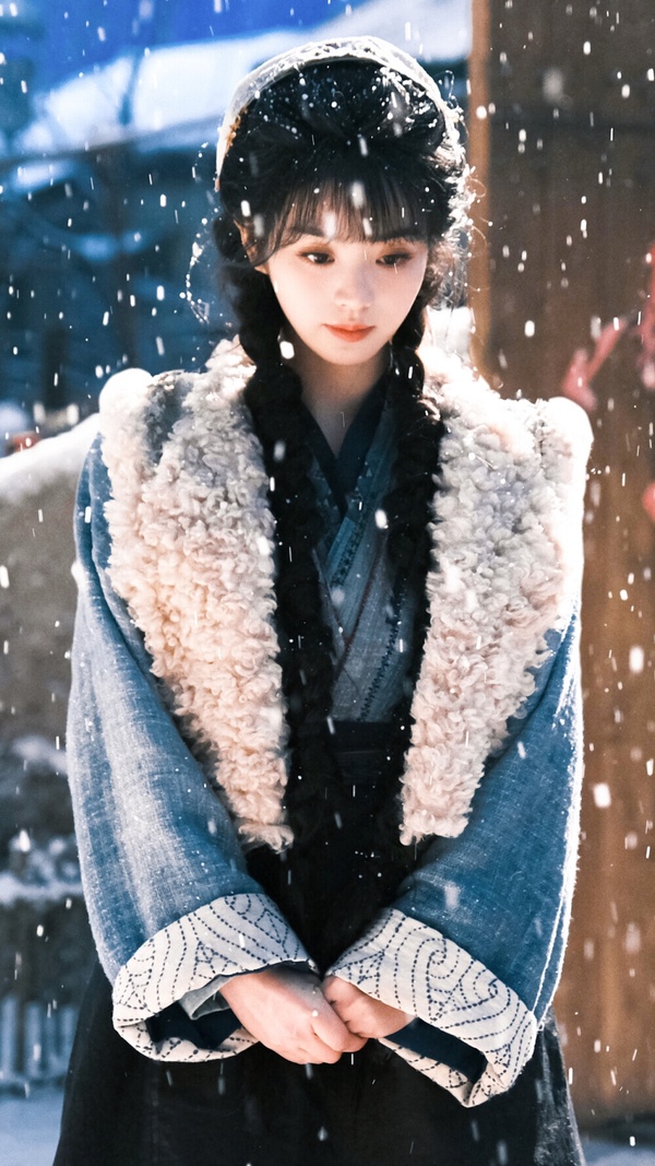 《逐玉》是2026高期待古裝劇，張凌赫搭配田曦薇，並且是《九重紫》導演指導。因著《九重紫》的成功，大家都相信曾導的審美，也讓《逐玉》很被看好。田曦薇在劇中飾演屠戶女，各種屠戶造型都很好看耶！很甜美可愛。田曦薇的古裝好評度蠻高，近年在《大奉打更人》、《子夜歸》她的古裝都是美的。