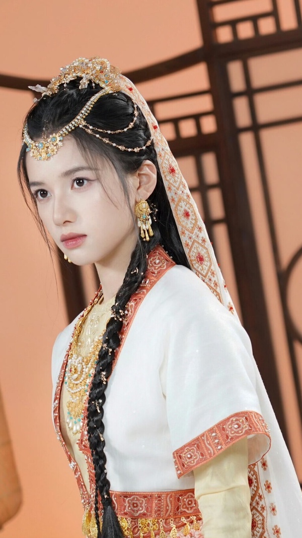 張婧儀近年主演《藏海傳》、《惜花芷》等多部高口碑古裝劇，2026年她也還有一部古裝劇《夢花廷》待播，合作《偷偷藏不住》陳哲遠。張婧儀時常被網友說不適合古裝，她的古裝不醜，但就是不會像王楚然、田曦薇那麼驚豔，她是時裝更美的類型，《野狗骨頭》、《點燃我，溫暖你》的造型就讓人一眼難忘。