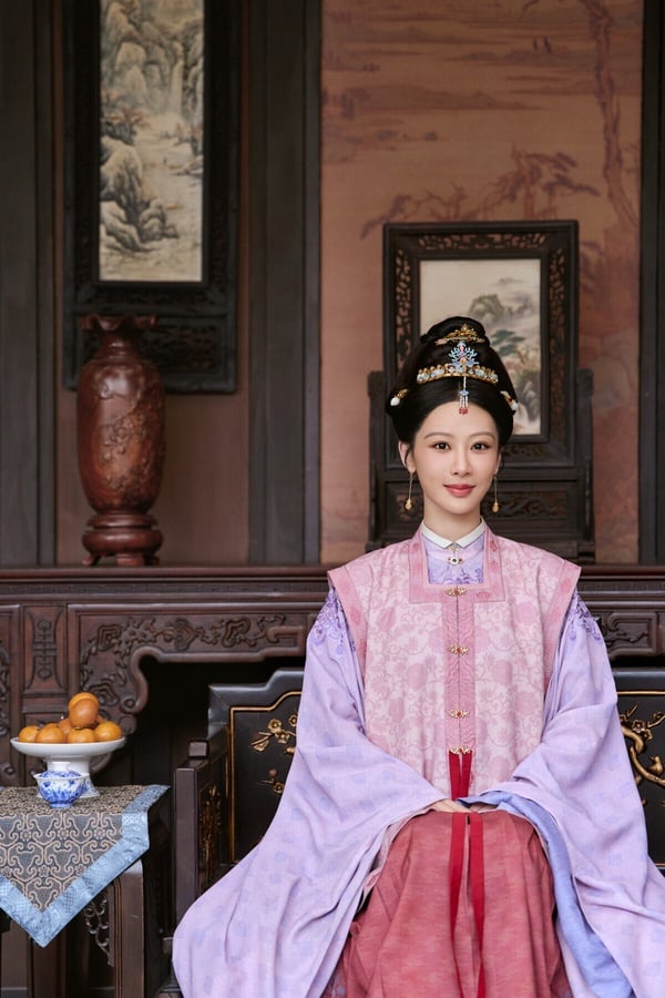 楊紫《禎娘傳》原名《家業》，這部劇是和《國色芳華》類似的大女主經商劇，一樣是走高質感路線，不是單純講情情愛愛的古偶。《禎娘傳》是楊紫很擅長的大女主劇，這部劇以明代嘉靖年間「徽州墨業」為背景，講女主如何重振家業並傳承徽墨技藝的故事，服化道都是最高質感打造。