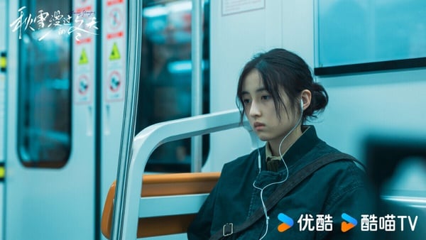 《秋雪漫過的冬天》改編自高分韓劇《我的大叔》，原作是又喪又治癒的氛圍，兩個身處困境的人相互取暖的故事。這種喪喪的劇本來就不好拍，而《秋雪漫過的冬天》劇本也沒有做好本土化，故事、台詞都照搬原本，導致水土不服。張子楓也沒有IU的甜美和靈動，選角挨批不適合，熱度相當低迷。