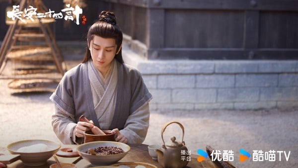 成毅《長安二十四計》是大男主劇，劇情結合懸疑與權謀。《長安二十四計》的服化道都是高質感，劇本方面有人認為節奏太慢、有點在故弄玄虛，也有人認為故事反轉又反轉，追得停不下來。《長安二十四計》豆瓣評分有6.9，這部劇因著成毅，收視還是不差。