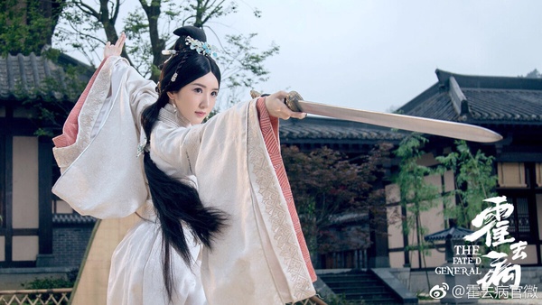 霍去病真的是被魔改的重災區！早年張若昀曾演過一部很受矚目的古裝大劇《霍去病》，但這部劇被積壓多年無法播出，真的可惜！《霍去病》是以歷史上漢武帝的大將軍霍去病為原型所改編的電視劇，霍去病是個驍勇擅戰、智勇雙全的人，電視劇中他本是奴婢的私生子，卻意外成為皇親國戚，而他就這樣一路逆襲，成為讓敵人聞風喪膽的武將。