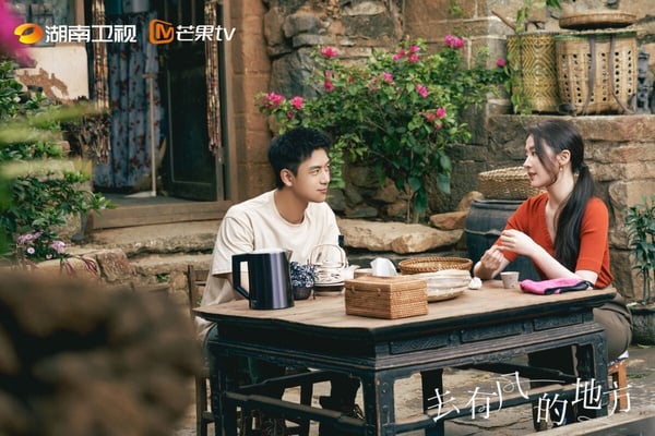 《去有風的地方》是一部慢節奏療癒劇，講述許紅豆到雲南大理旅遊，邂逅了放棄高薪工作回鄉創業的謝之遙，結識了各種不同人們的故事。《去有風的地方》步調慢慢的，但不是那種冗長無聊的慢，這部劇快轉看反而會失去療癒感，就要慢慢地透過許紅豆的視角，去旅遊、去認識新朋友、去治癒心靈。