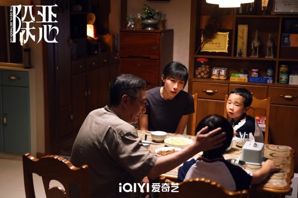 《除惡》是一部警匪懸疑劇這部劇的導演滕華濤曾指導過電影《失戀33天》、《北京愛情故事》、《蝸居》等作品，擅長現實題材，此次轉戰懸疑劇，而《除惡》演員任素汐、王驍一字排開也都是實力派。