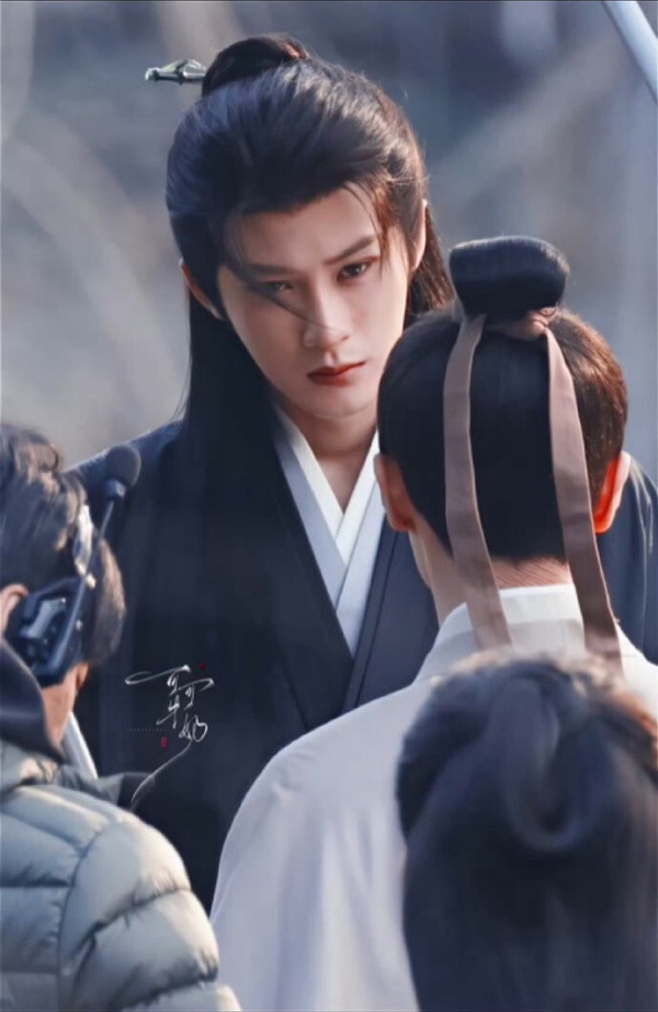 檀健次是近年深受喜愛的古裝男神，他在《長相思》飾演的相柳至今依然是白髮美男天花板。檀健次本身長得就很精緻，古裝劇裡套上長髮，真的演出了相柳的俊美和妖異，追《長相思》很難不愛上相柳。