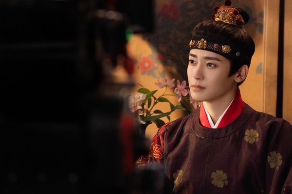 侯明昊早年大多演時裝劇，唯一拍攝的重磅仙俠劇《只問今生戀滄溟》卻因為鄭爽的關係播不了。直到近年《護心》、《大夢歸離》開始，侯明昊的古裝才漸漸被注意到。