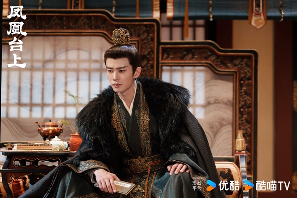 冠軍是任嘉倫！自從《大唐榮耀》、《錦衣之下》、《周生如故》連續熱播，任嘉倫就成了很多觀眾心中難以取代的古裝男神，大家都說任嘉倫古裝比時裝好看，在古裝劇搭配合適的妝造，任嘉倫的「眼神殺」每次都能帶觀眾入戲。