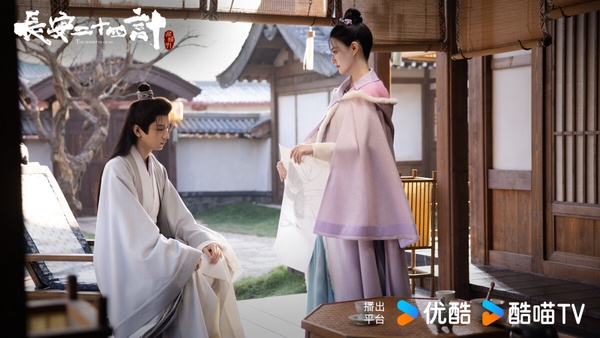 成毅《長安二十四計》是大男主劇，劇情結合懸疑與權謀。《長安二十四計》的服化道都是高質感，劇本方面有人認為節奏太慢、有點在故弄玄虛，也有人認為故事反轉又反轉，追得停不下來。整體而言，《長安二十四計》評價還是不錯，豆瓣有6.9分，遠勝成毅近年推出的《天地劍心》和《赴山海》。