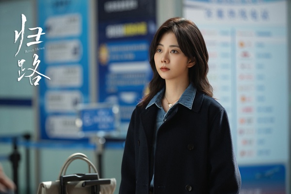 譚松韻早年是很能扛劇的收視女王，不過近年譚松韻主演的《逍遙》、《蜀錦人家》熱度和評價意外都不高。譚松韻近年播得最好的是墨寶非寶的小說改編劇《歸路》，集均網播量衝上4294萬，是成績很好的現偶劇呢！
