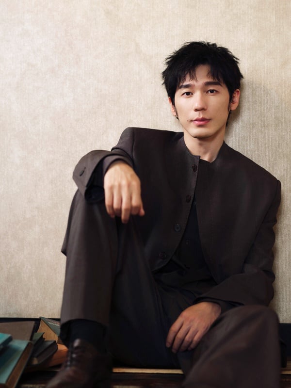 提到白宇，大家第一個印象都是低調的演技派，但其實很多人不知道，白宇家境很殷實呢！白宇父親是農村出身、白手起家的企業家，家境是優渥的，但沒有把白宇養壞，白宇私下很低調樸實，網路流傳一個可愛的小趣事，因為白宇太過『勤儉持家』，一件衣服可以穿5、6件不壞，導致他的小姪子看不下去，還說長大要給舅舅買衣服穿。