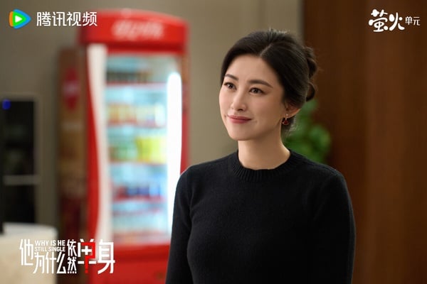 大家有追霍建華主演的《他為什麼依然單身》嗎？女主角朱珠其實也來頭不小，朱珠長相風情萬種，深受網友喜愛。而朱珠出生於一個顯赫的家庭，祖父是中國開國少將，父親是新大陸集團的創始人，中國大陸IT富商之一。