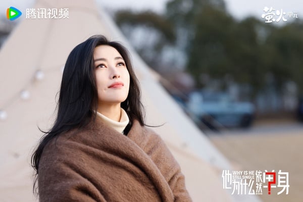 大家有追霍建華主演的《他為什麼依然單身》嗎？女主角朱珠其實也來頭不小，朱珠長相風情萬種，深受網友喜愛。而朱珠出生於一個顯赫的家庭，祖父是中國開國少將，父親是新大陸集團的創始人，中國大陸IT富商之一。