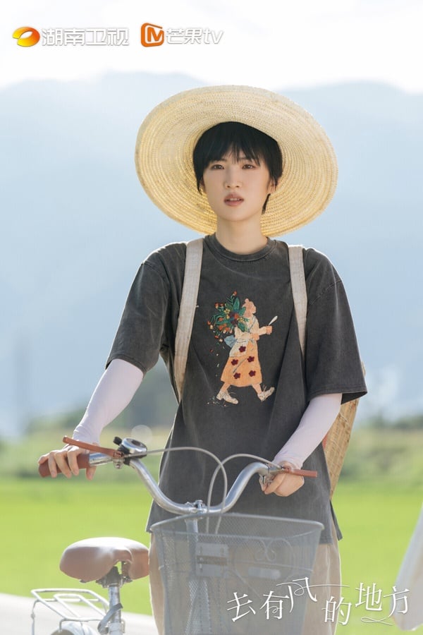 姚安娜大家聽名字可能不太熟悉，她是頂級富二代呢！姚安娜是華為集團創始人任正非的小女兒，近年比較有名的作品是《去有風的地方》女配角「謝琴」一角，算是劉亦菲的情敵。華為集團涉及很多領域，主要是手機、電信，近年還有電動汽車，以及《驕陽似我》裡面提到的光伏行業，華為也有涉獵。姚安娜根本是現實版的聶曦光吧！XD